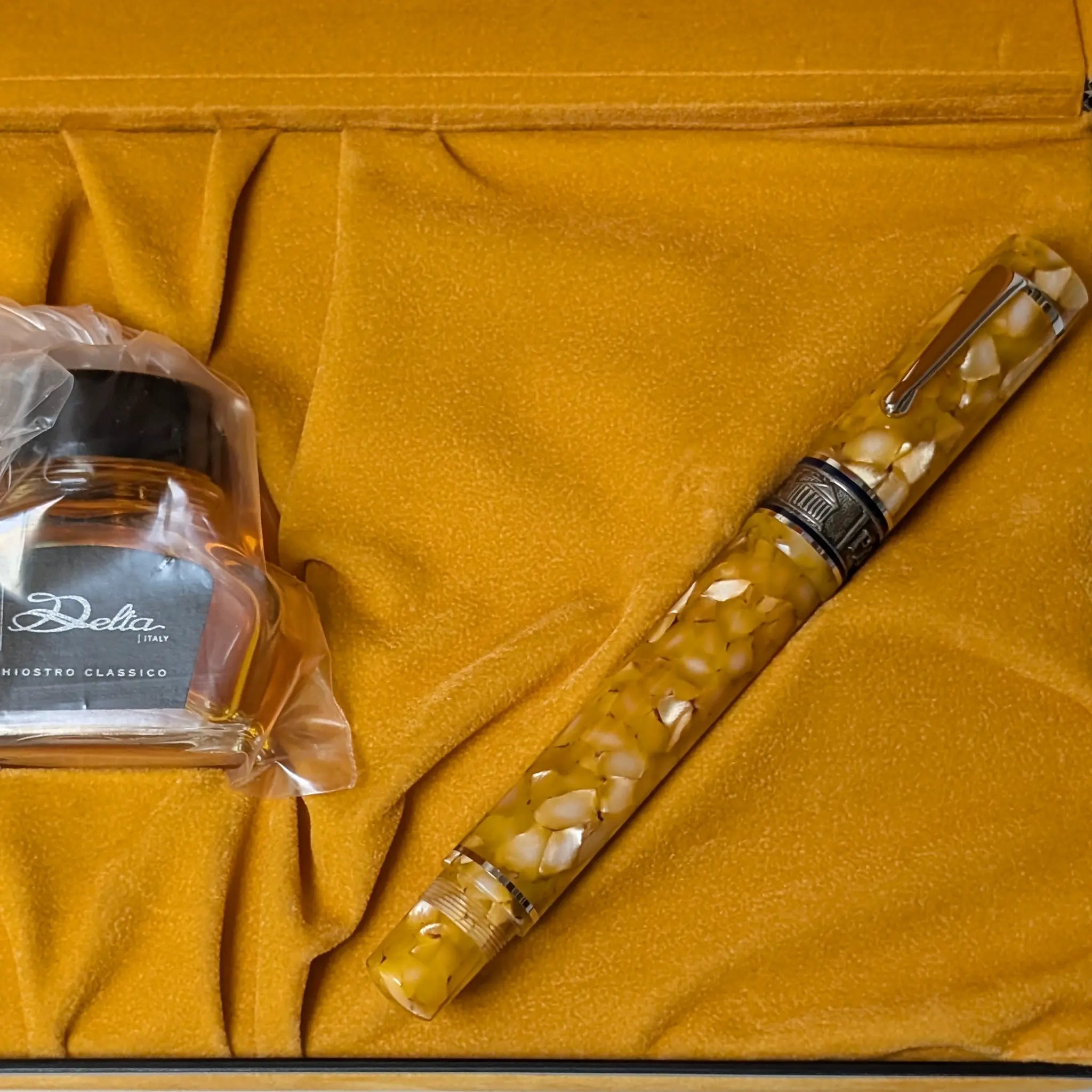 Delta Pantheon fountain pen limited edition - PL - Fontoplumo