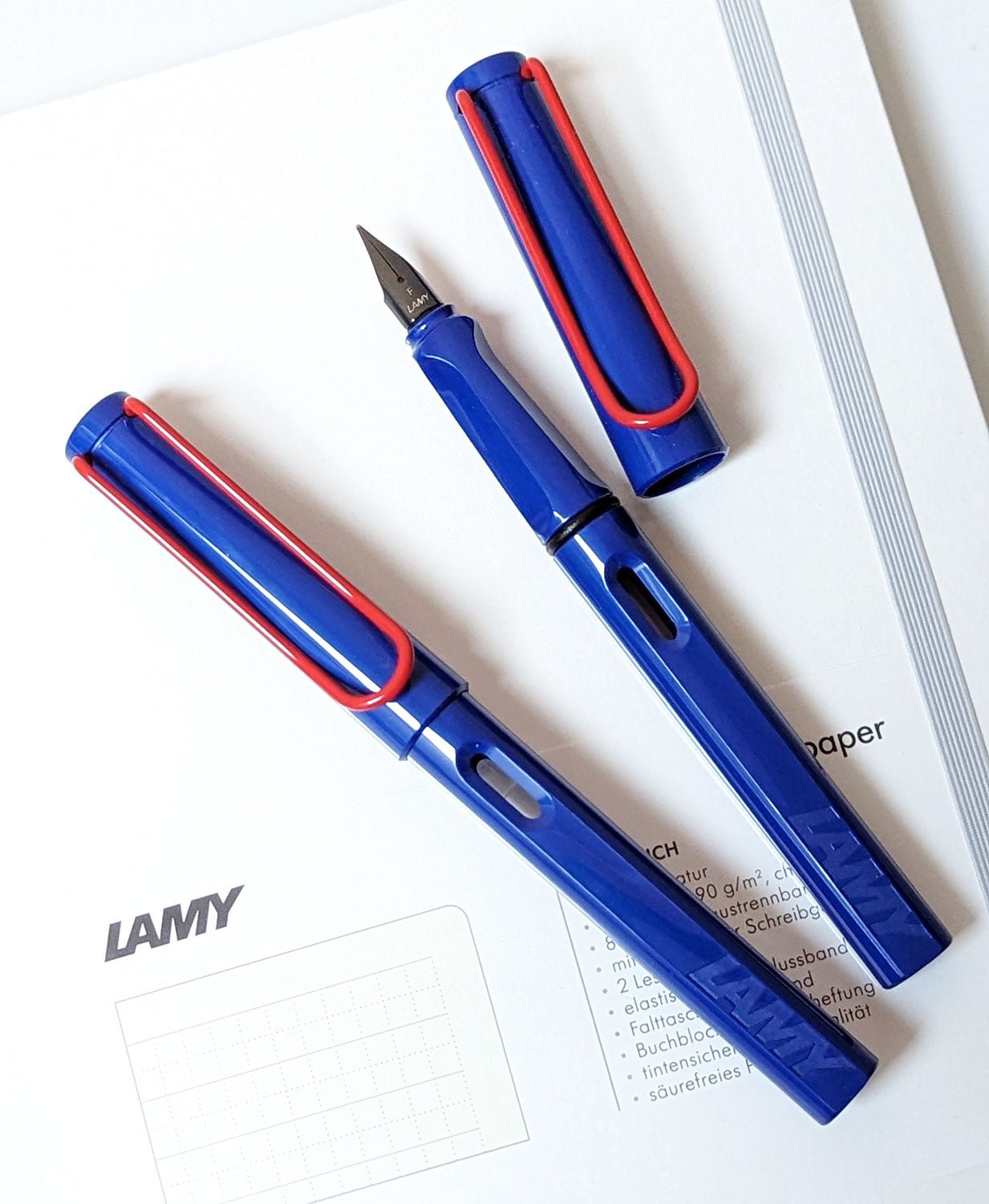 LAMY safari blue with a red clip fountain pen - Fontoplumo