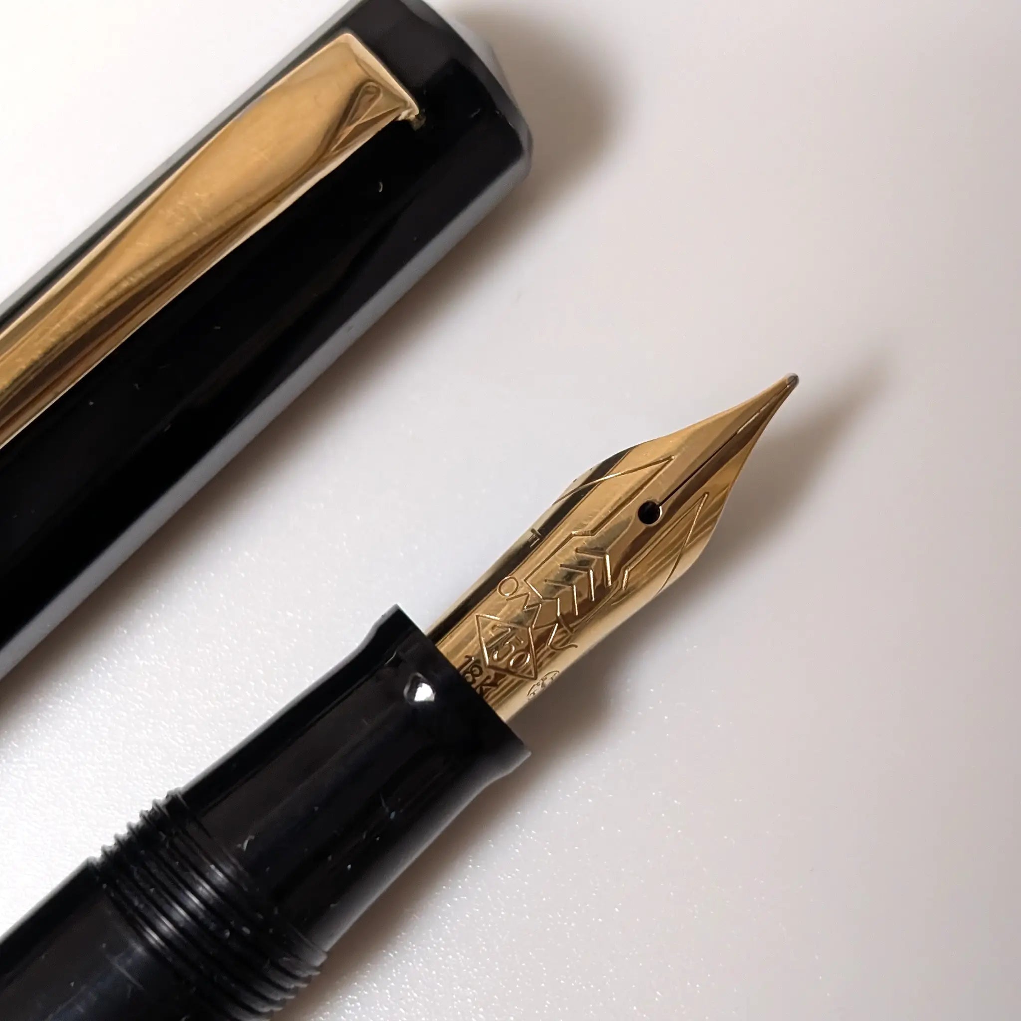 Omas dama black and gold fountain pen - Fontoplumo