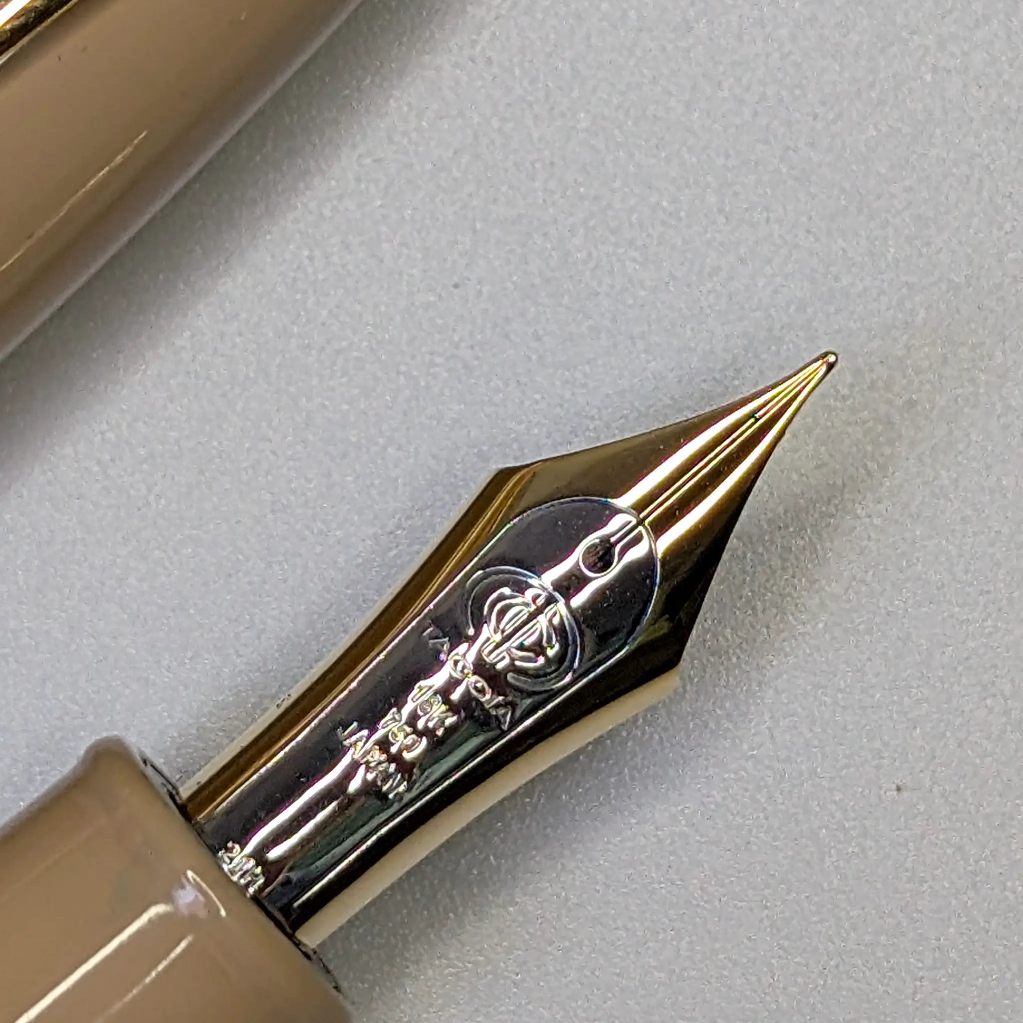 Taccia Shadow Picture Big Crow and Sun fountain pen - Fontoplumo