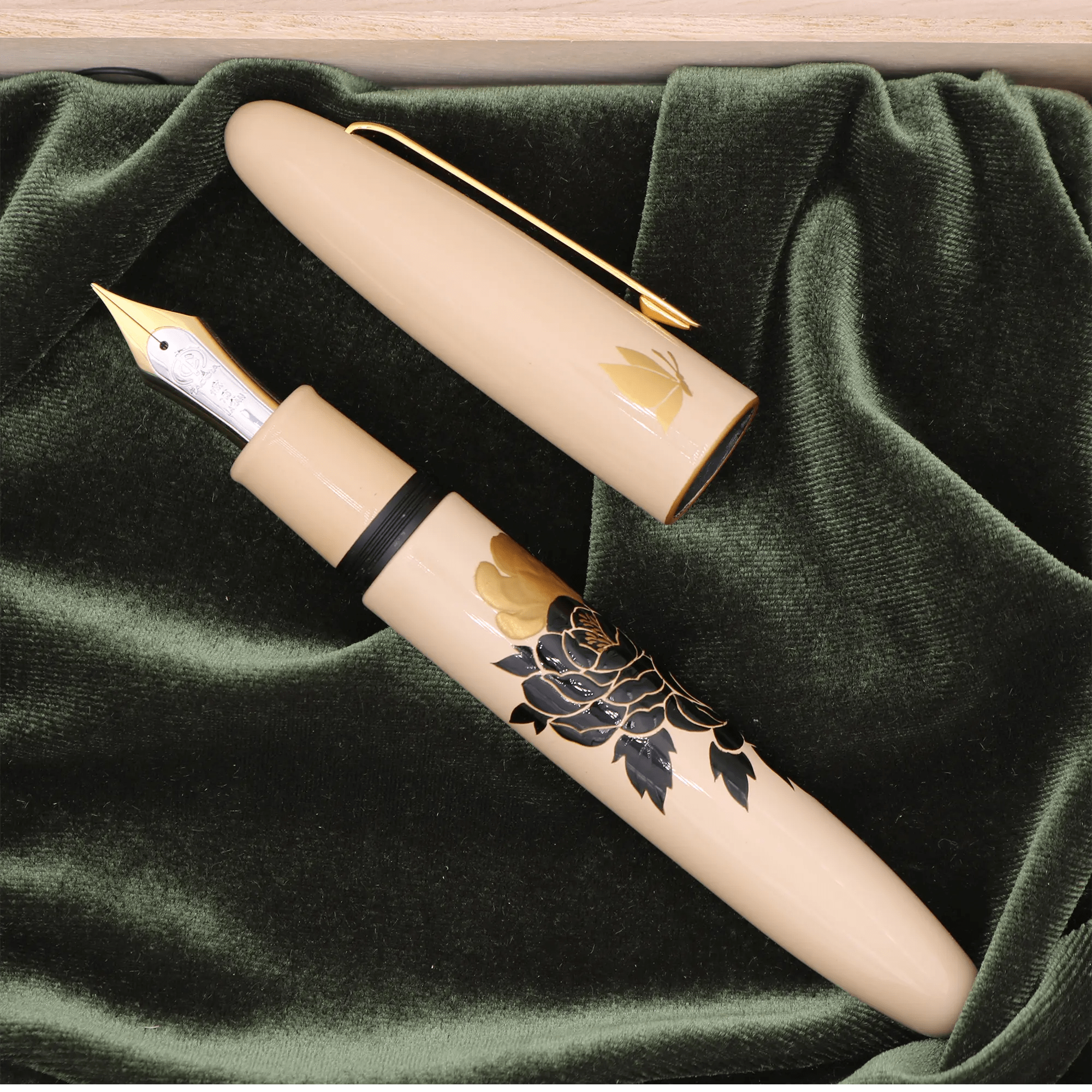 Taccia Shadow Picture Peony and Butterfly fountain pen - Fontoplumo