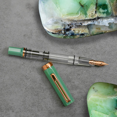 Caneta-tinteiro TWSBI Eco Jade Jelly com detalhes em bronze