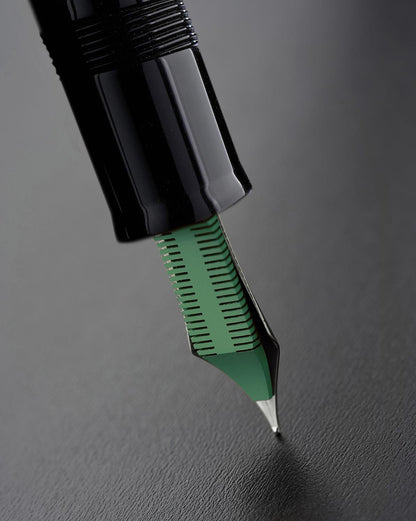 Delta Magnifica Green oversize fountain pen