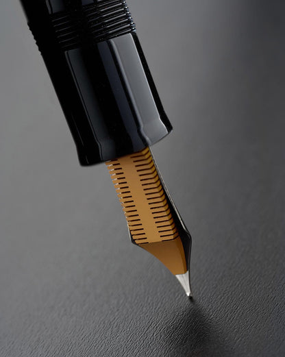 Delta Magnifica Orange oversize fountain pen