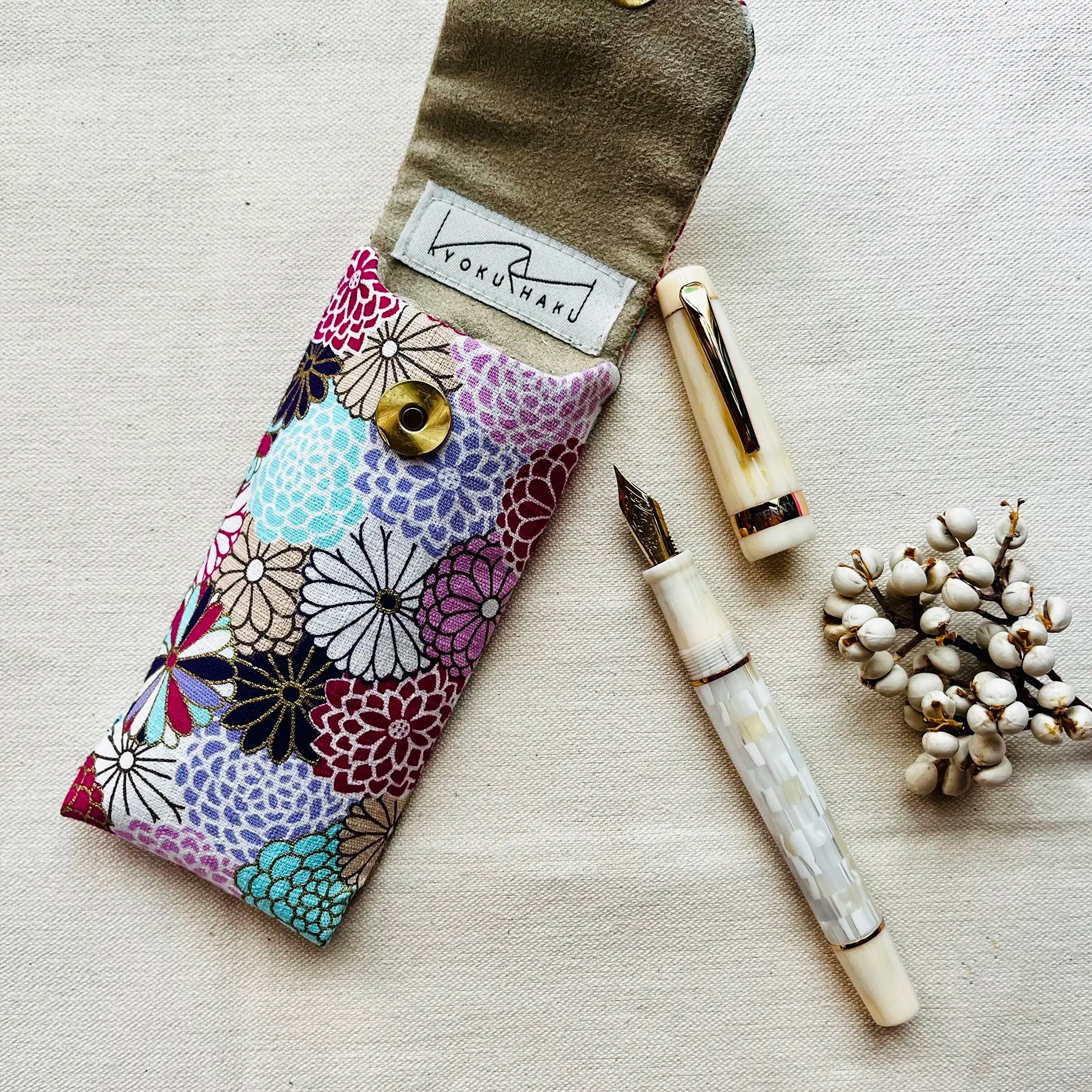 Kyokuhaku Pen Pouch flap case for 2 pens Dahlia - Fontoplumo