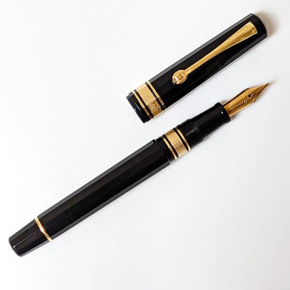 Omas dama black and gold fountain pen - Fontoplumo