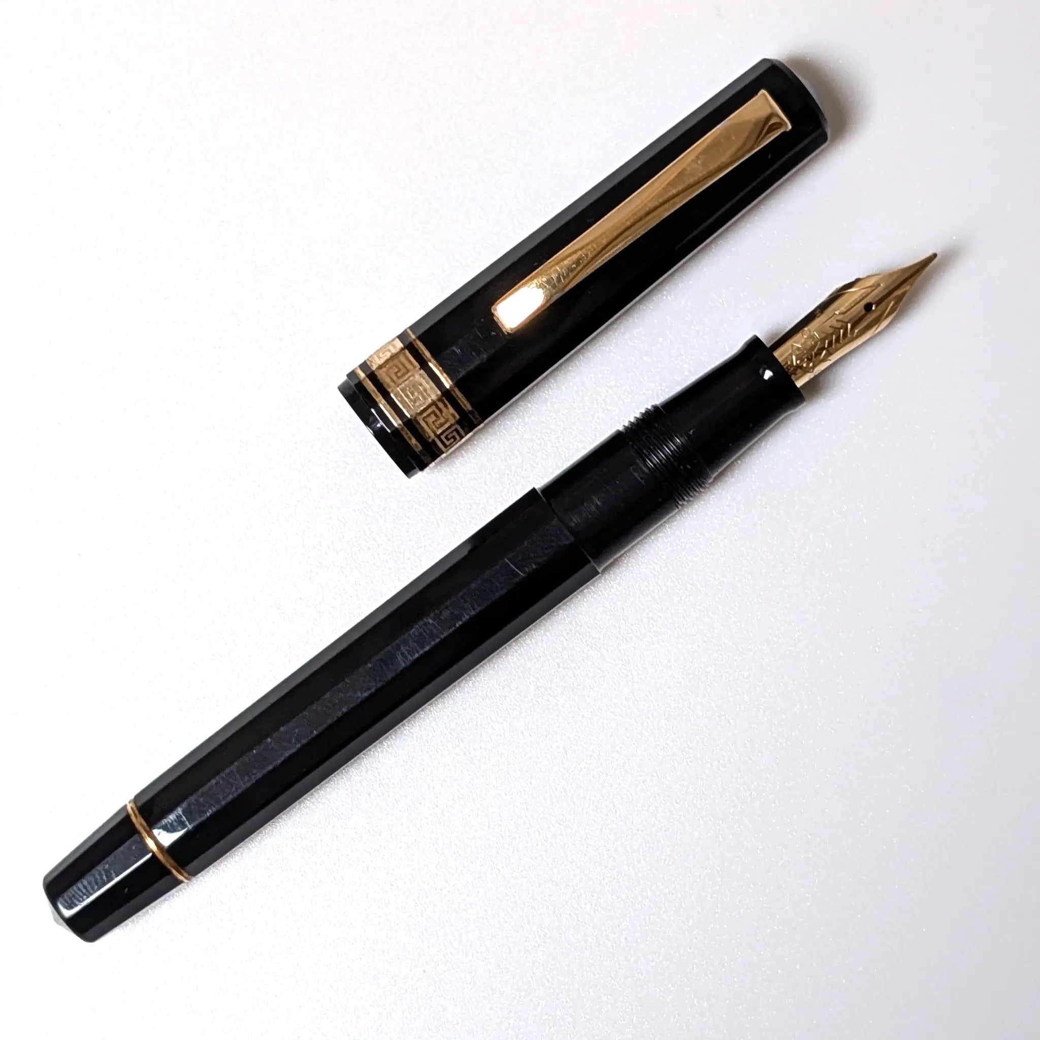 Omas dama black and gold fountain pen - Fontoplumo