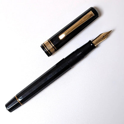 Omas dama black and gold fountain pen - Fontoplumo