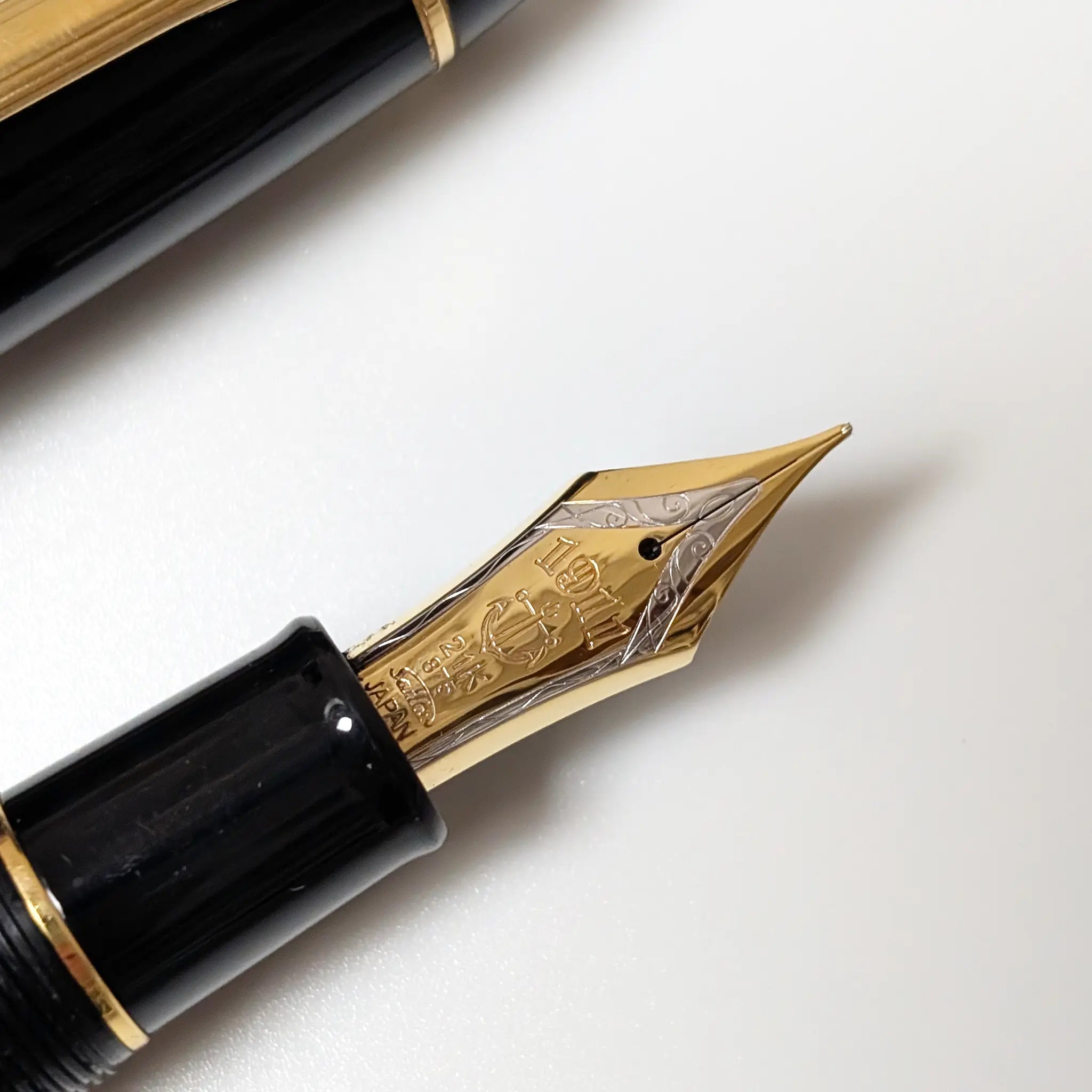 Sailor King of Pens fountain pen in black with gold trim - Fontoplumo