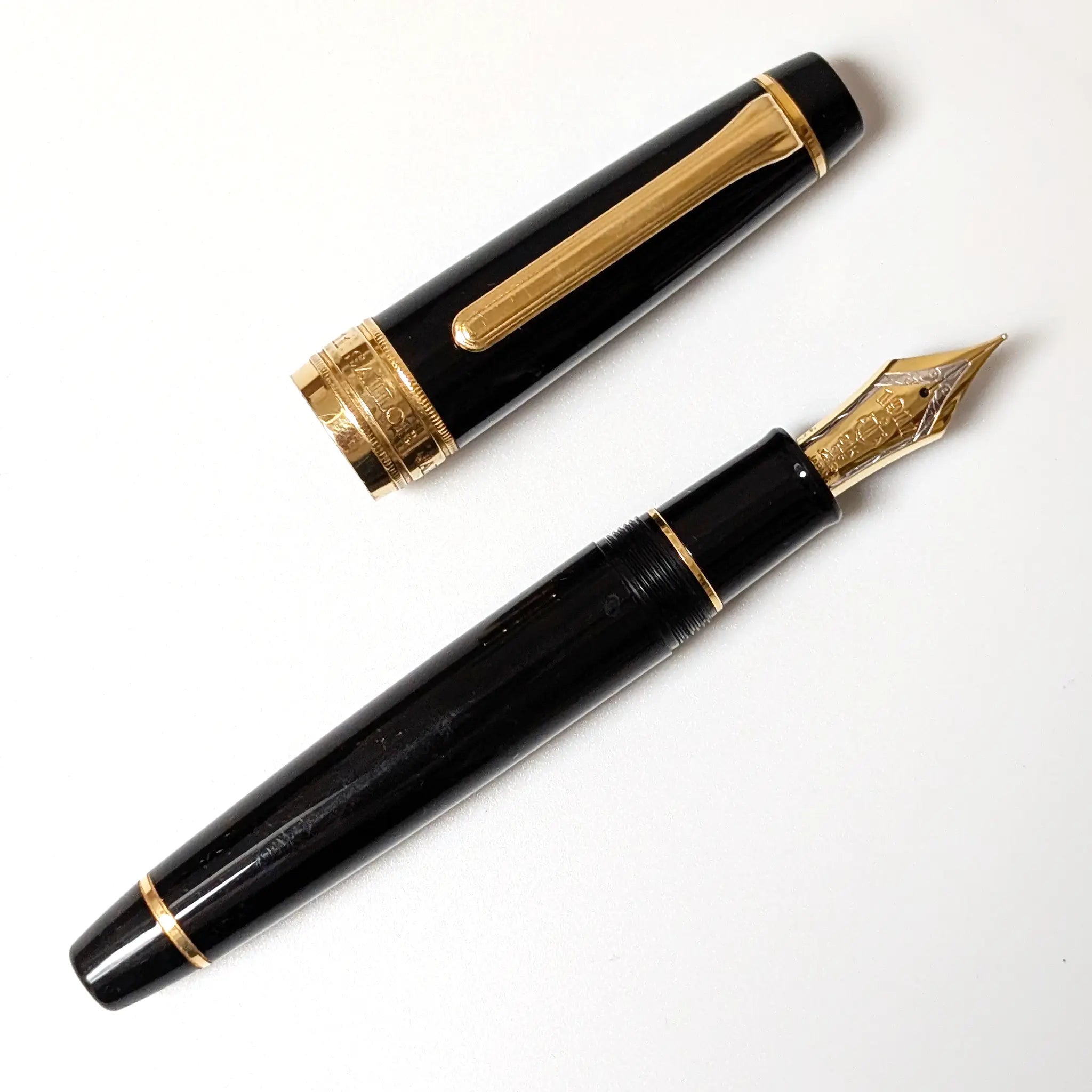 Sailor King of Pens fountain pen in black with gold trim - Fontoplumo