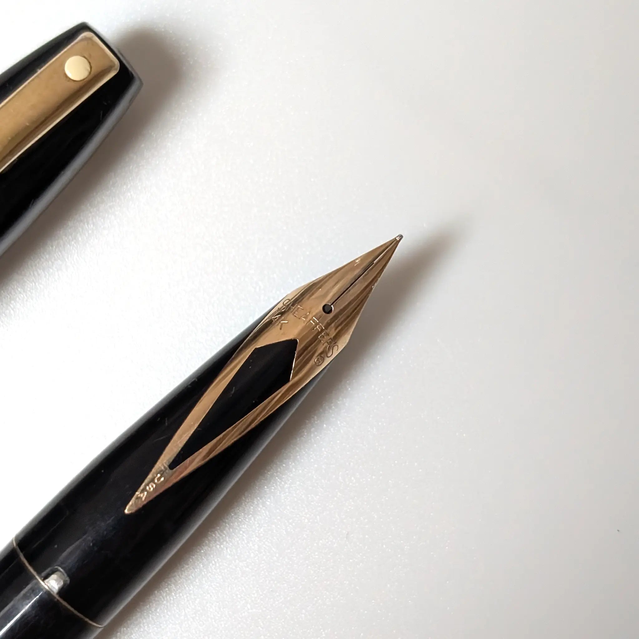Shaeffer Imperial Sovereign fountain pen in black with gold trim - Fontoplumo