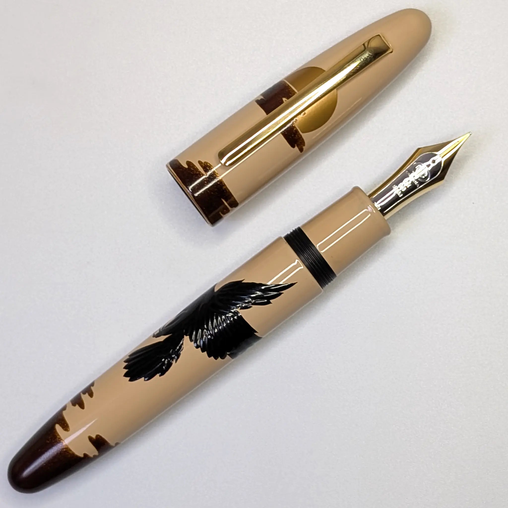 Taccia Shadow Picture Big Crow and Sun fountain pen - Fontoplumo
