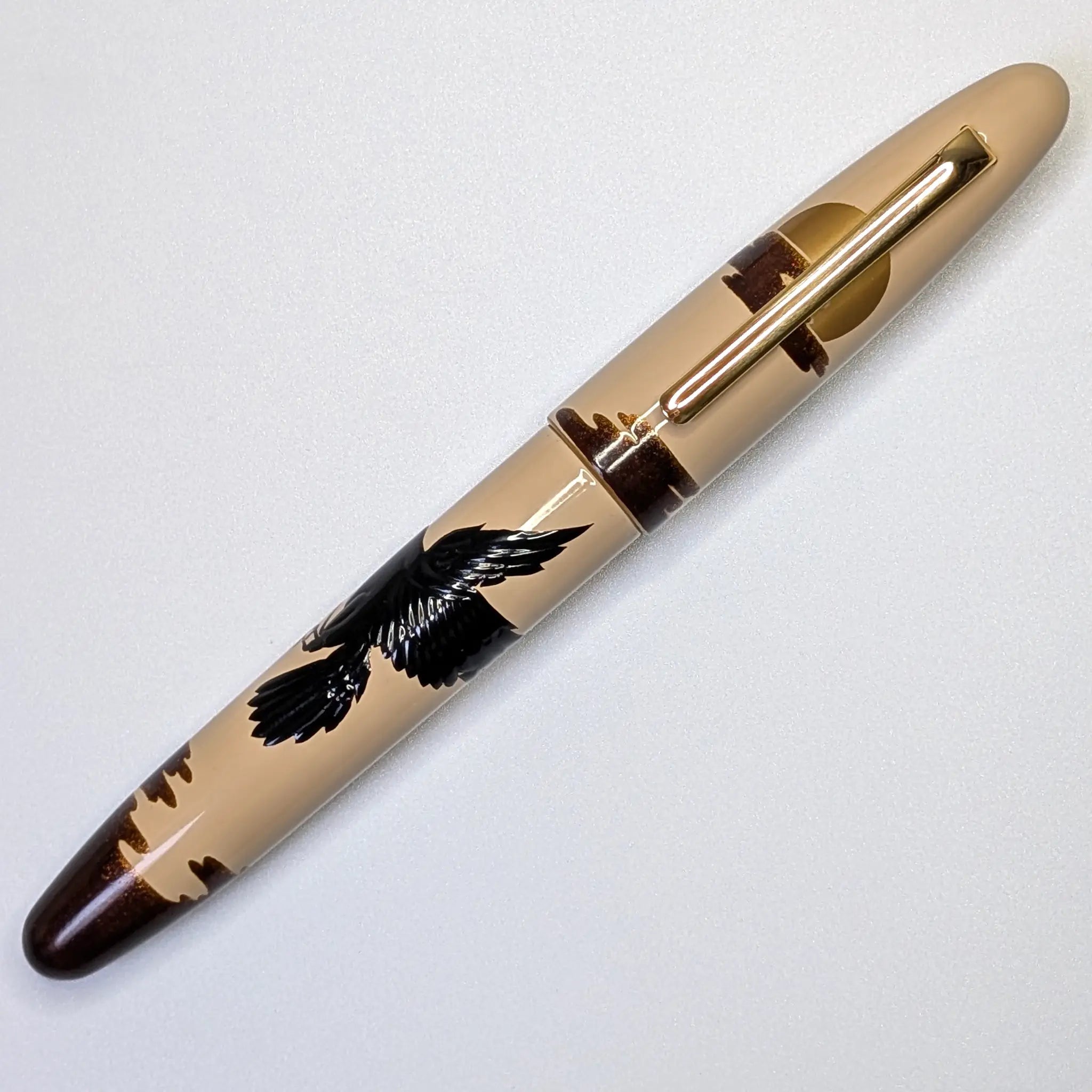 Taccia Shadow Picture Big Crow and Sun fountain pen - Fontoplumo