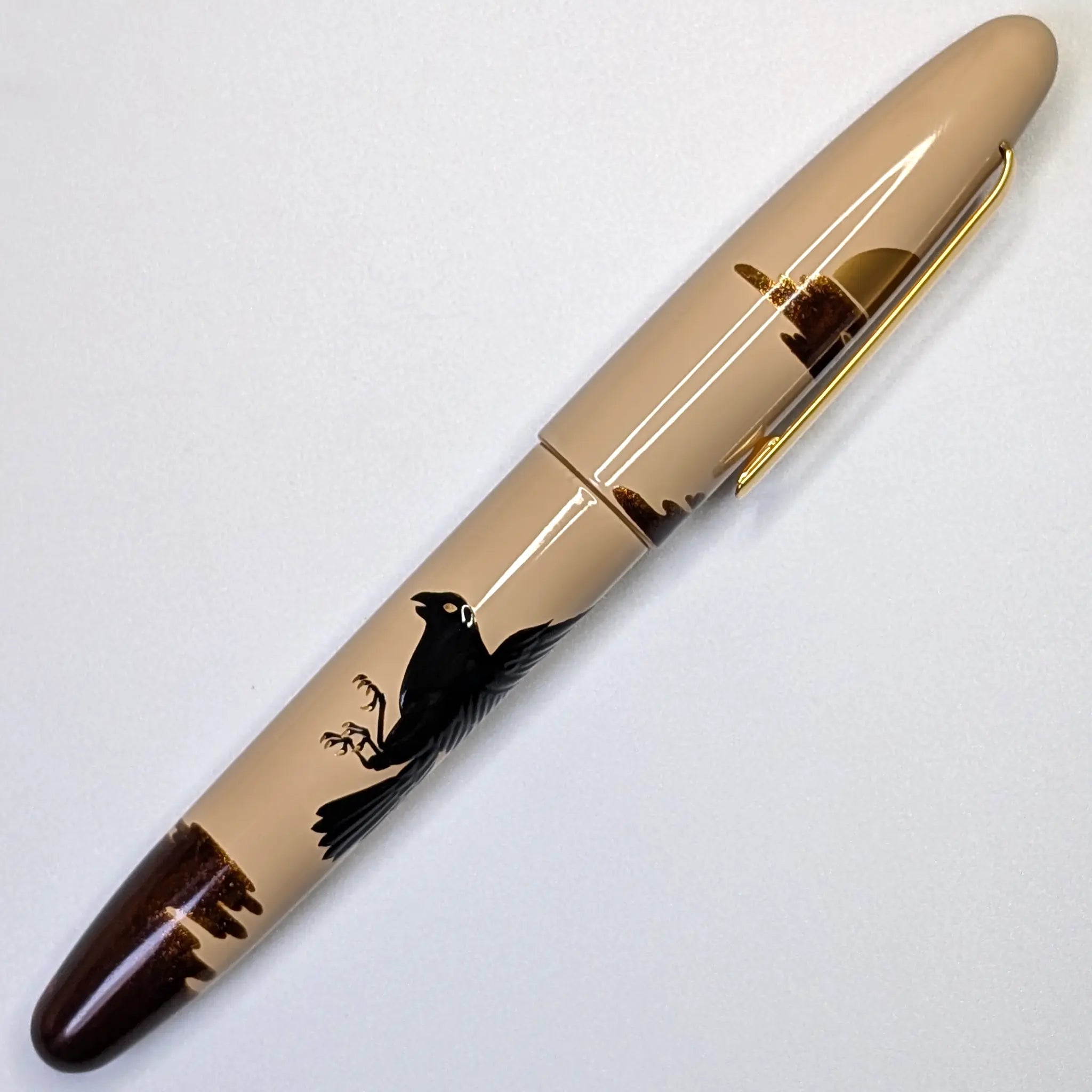 Taccia Shadow Picture Big Crow and Sun fountain pen - Fontoplumo