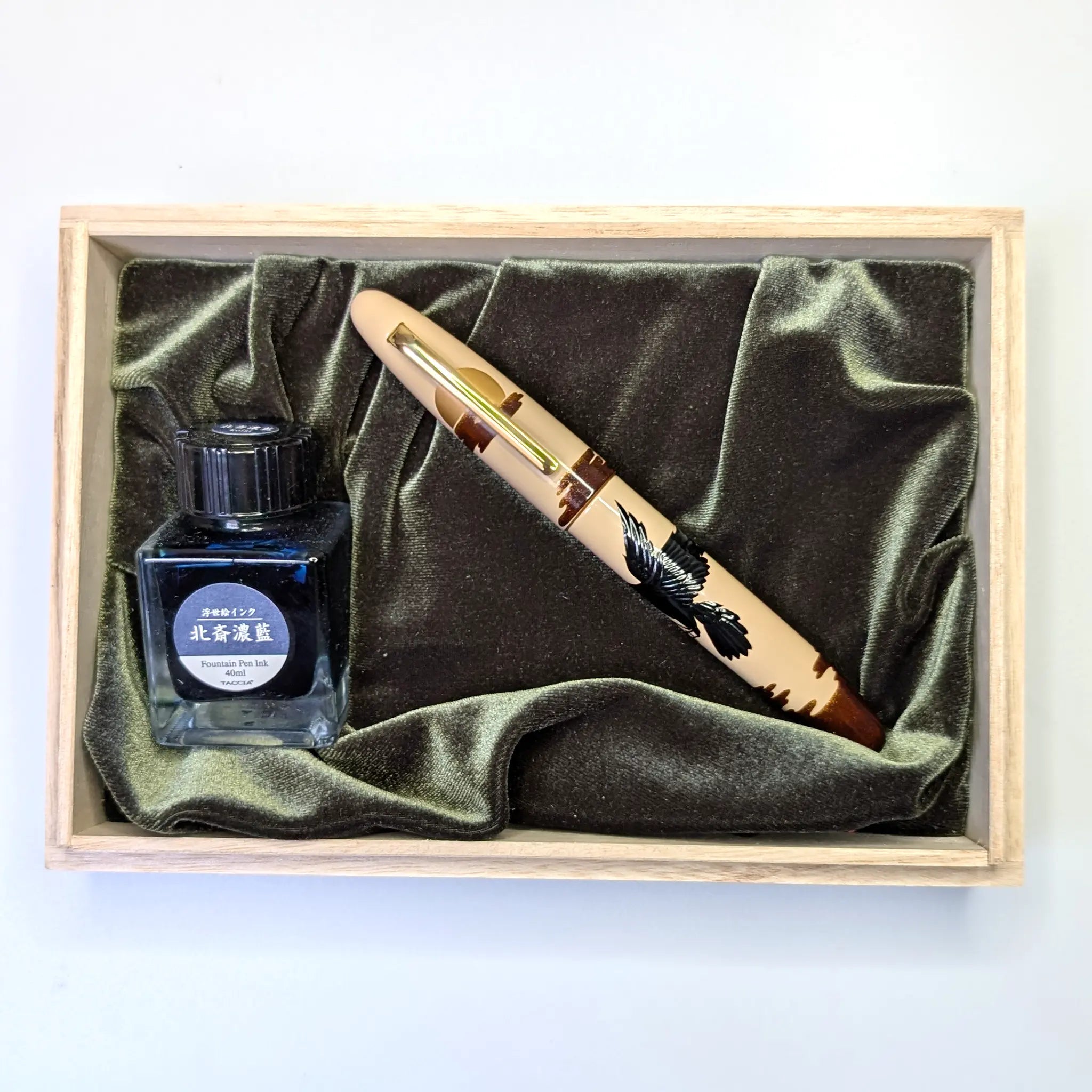 Taccia Shadow Picture Big Crow and Sun fountain pen - Fontoplumo